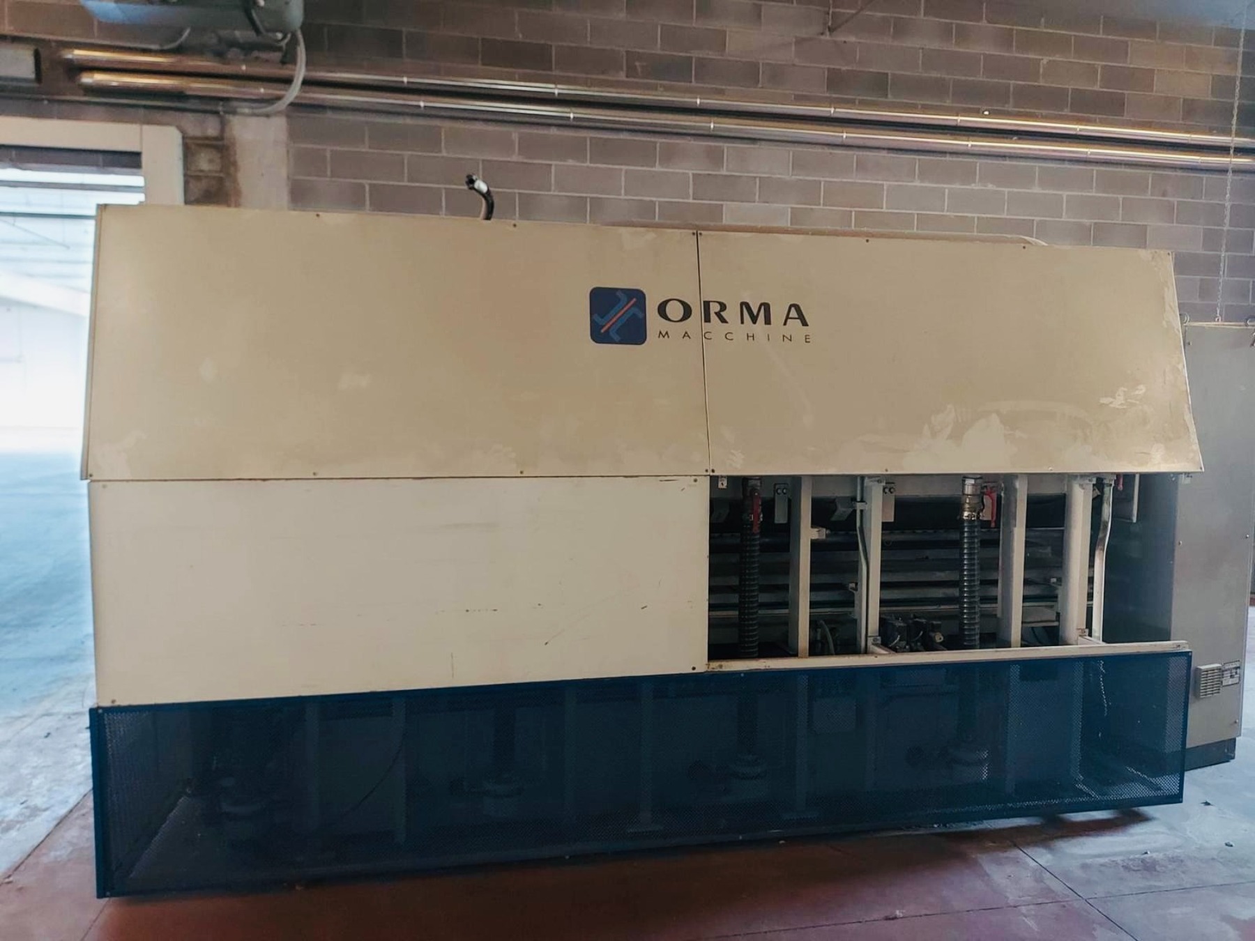 Pressa a membrana ORMA MACCHINE fornisce una vista della macchina con il logo visibile